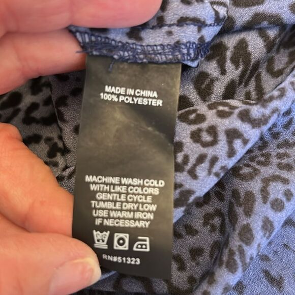 Vince Camuto Leopard Print Black gray purple Long Sleeve Blouse Size XS EUC - Picture 9 of 9